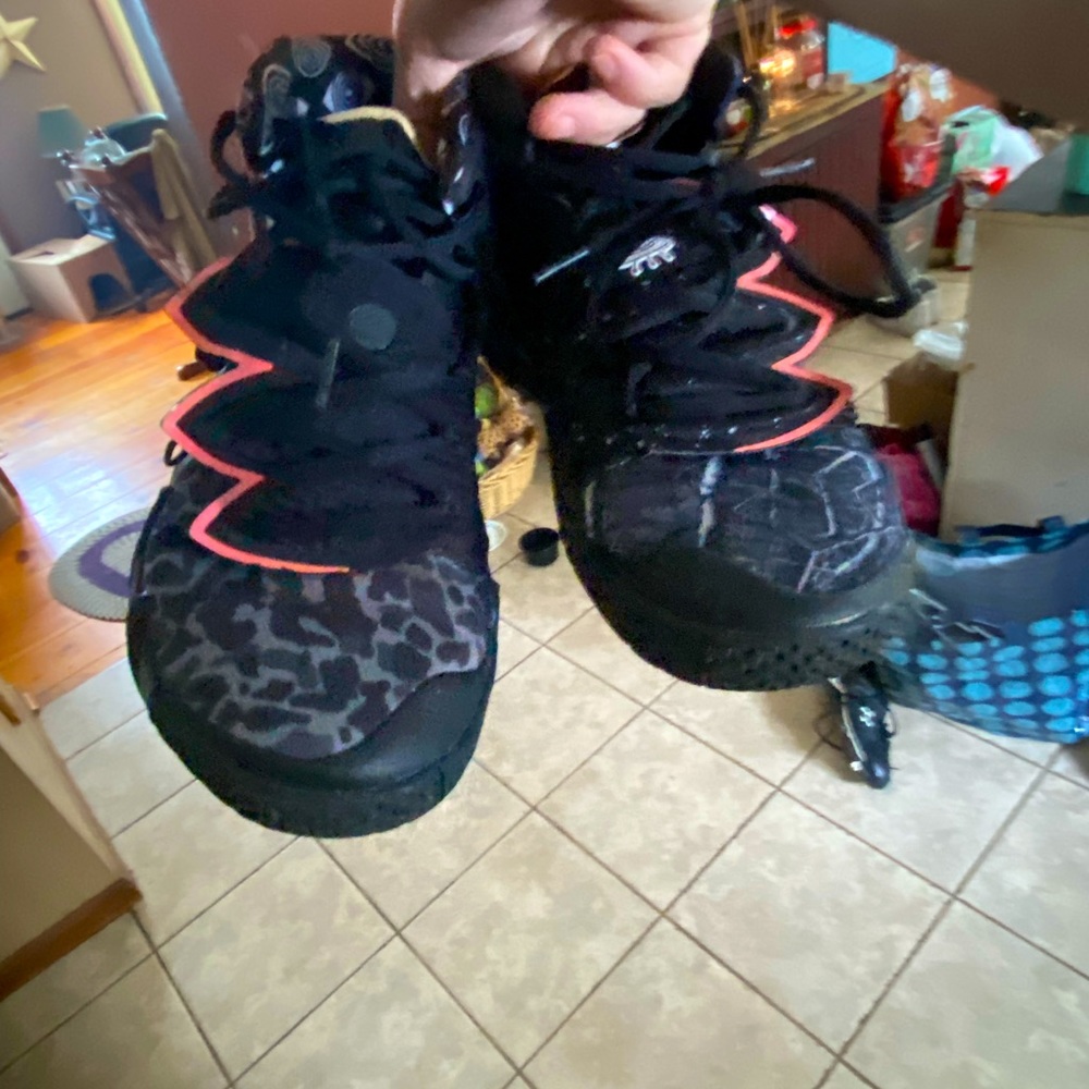 Size 9 kybrids athletic / basketball shoes